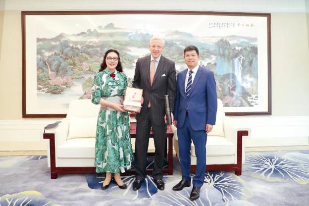 加拿大驻华大使Dominic Barton到访k8凯发集团